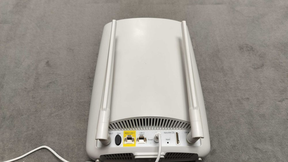 Router wireless cu SIM Netgear Orbi LBR20 Tri-Band Mesh 2.2Gbps Cat.18