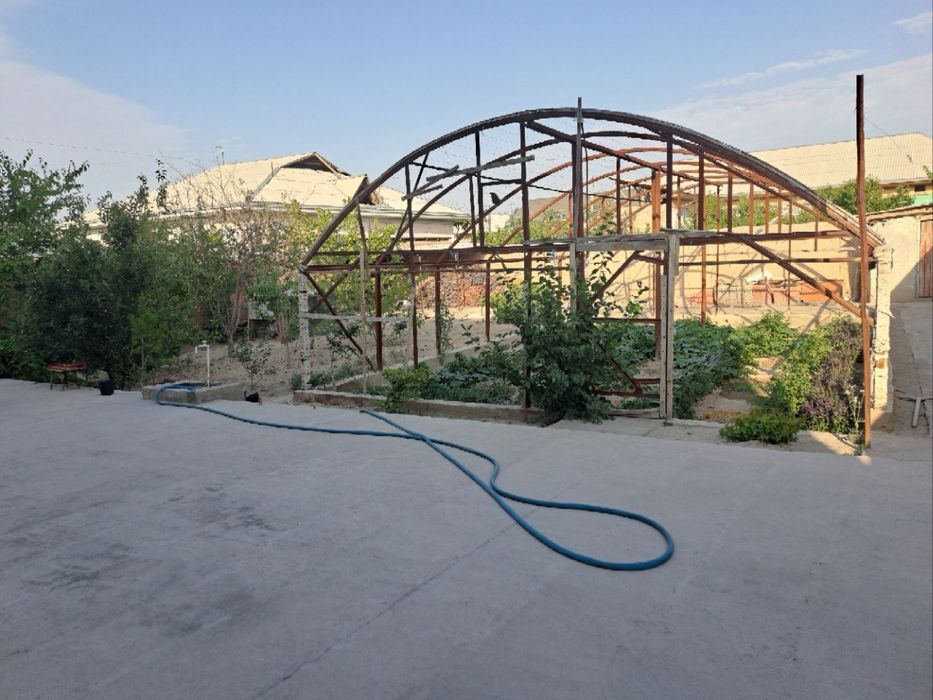 Hovli uy sotiladi 2 etaj 6 sotix