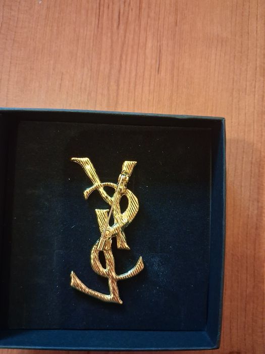 Brosa YSL deosebita