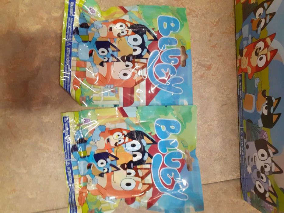 Бинго и Блуи пакетчета с фигурки изненада.И на едро.