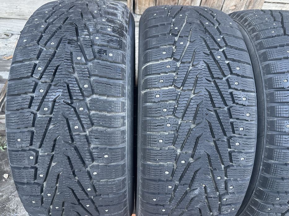 Продам зимние шины 285/60 R18.