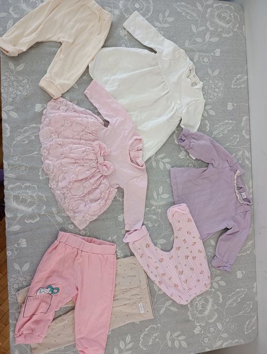 Лот от бебешки дрешки за момиче