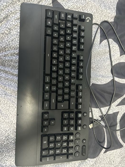 Продавам клавиатура Logitech g213