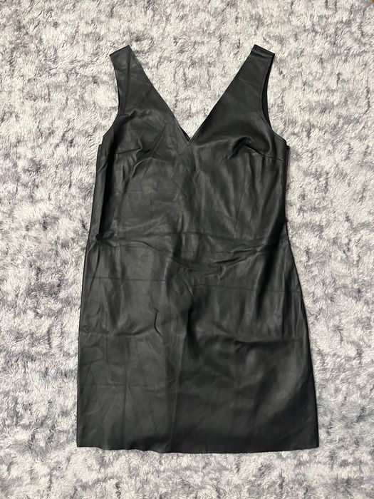 Черна рокля Stradivarius