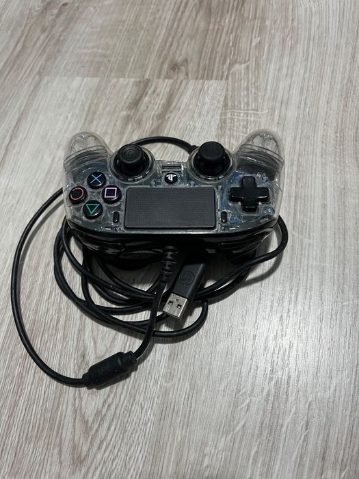Vand PS4 cu un controler