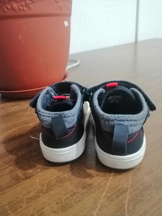 Продам детские ботинки