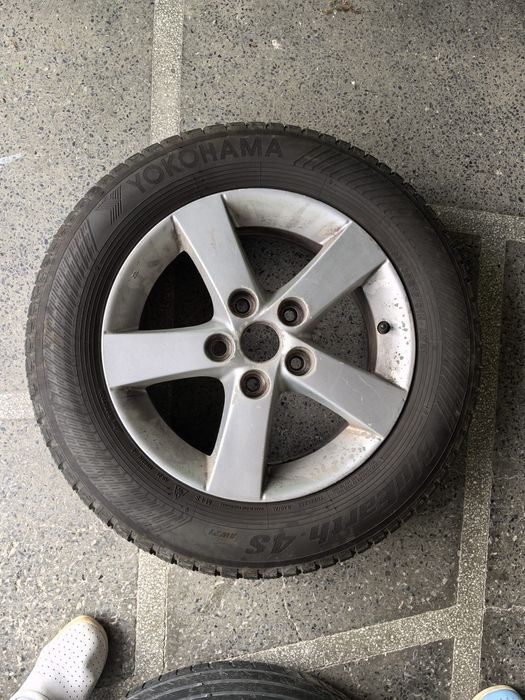 Продавам комплект 4 гуми с алуминиеви джанти Mazda