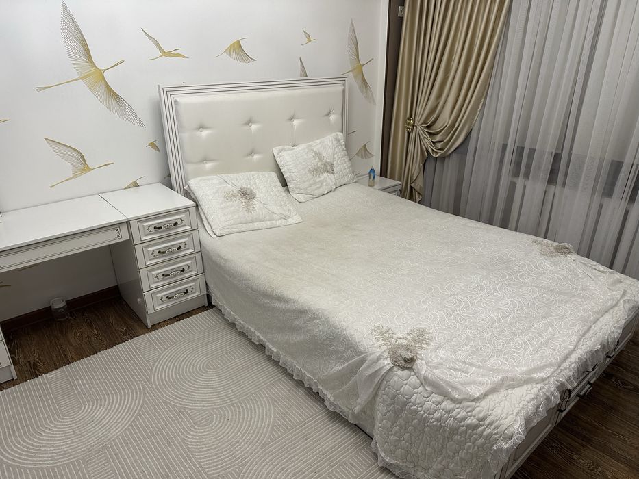 Двухспальняя кровать с тумбочками