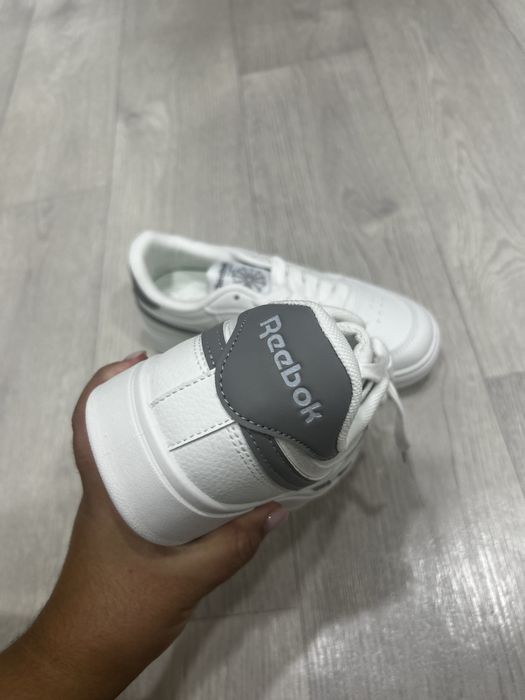 продам кросовкий Reebok