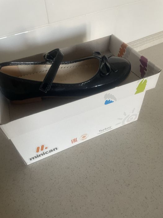 Туфли на девочку 35 размер, цвет черный