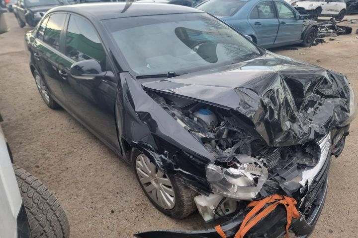 usa portiera stanga dreapta fata aripa fuzeta etrier planetara VW Jetta motor 1.6fsi Dezmembrez