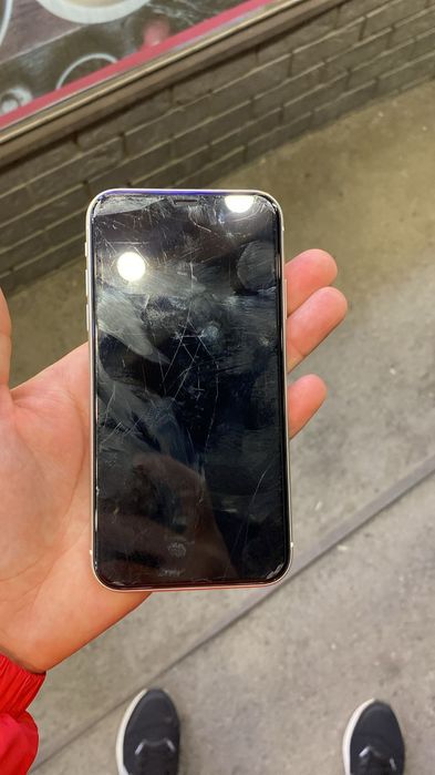 Айфон 11  64гб  продам срочно