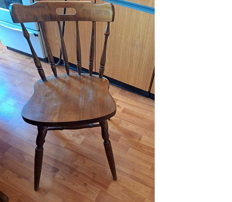 продавам 4 дървени столове от бук - цена на бройка