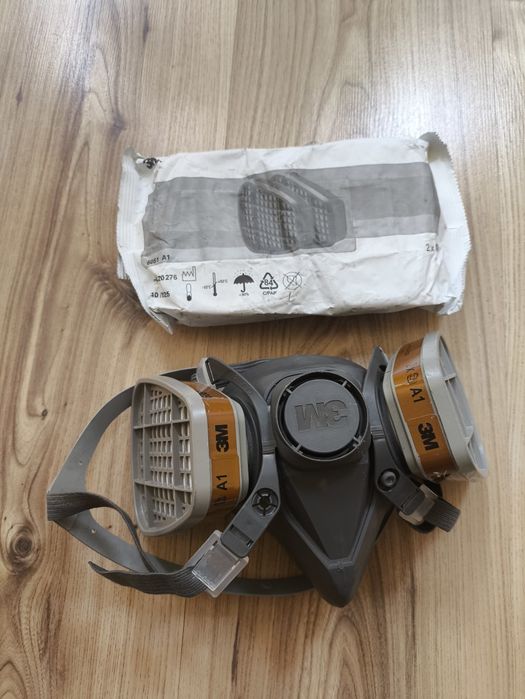 3M™ полулицева маска за сменяеми филтри , два на нея и два резервни