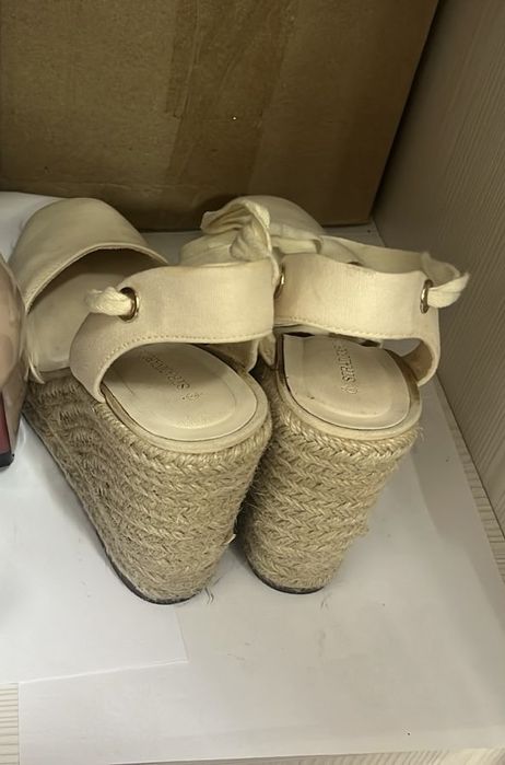 Продам босоножки на завязках