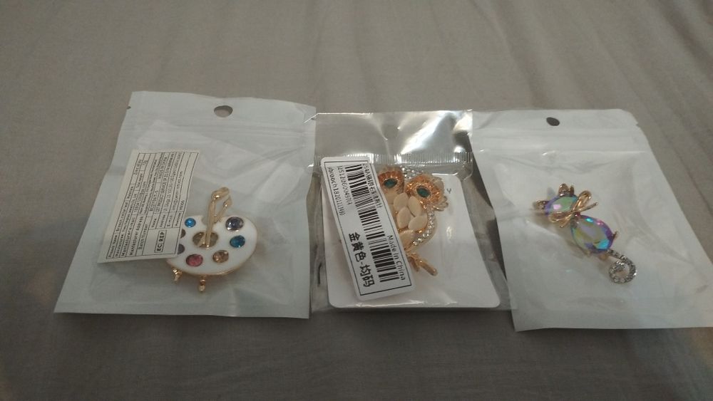 Broșe noi diverse modele.