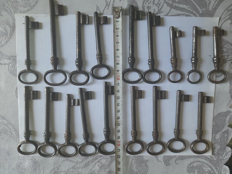 Стари ключове за брави,стенни и др. часовници