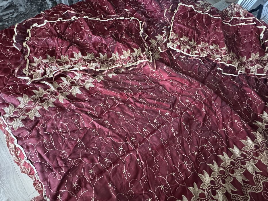 Продам покрывало на кровать с наволочками двумя