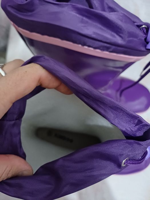 Продаётся фирменный резиновые сапоги