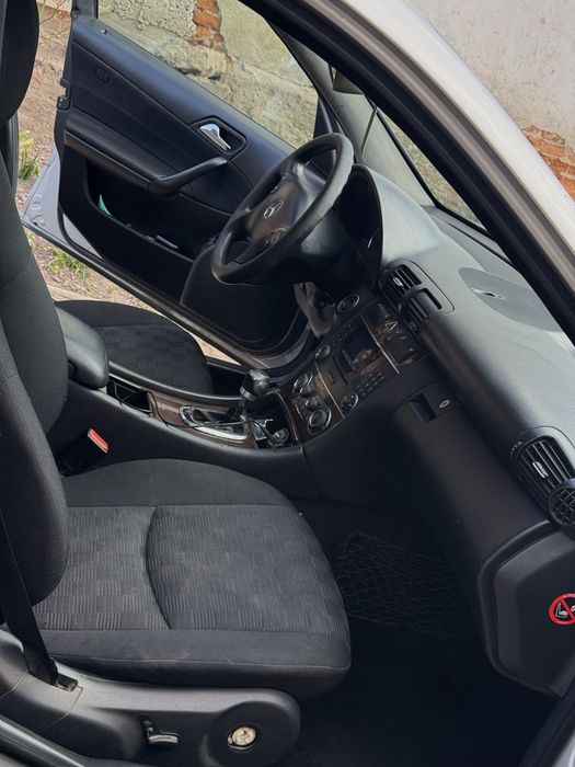 Vând schimb mercedes c 220 an 2006