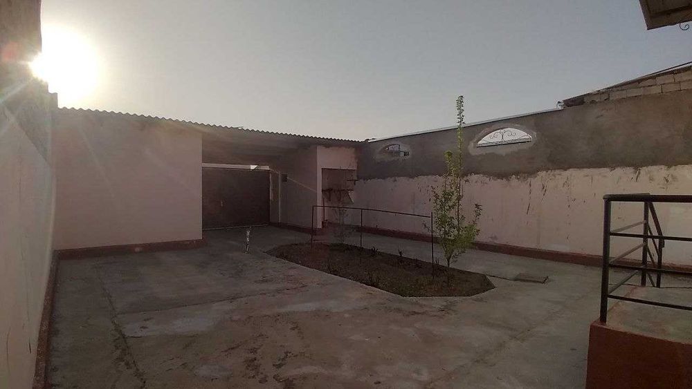 Guliston sh, Oktyabr namunali 2 sotixli uy, 4 xona