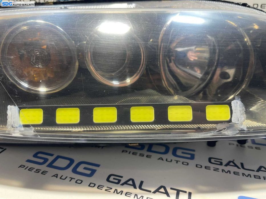 Far Dreapta Xenon cu Lupa si Modificare Banda Led Mazda 6 2002 - 2008 Cod 130732908601 [B3007]