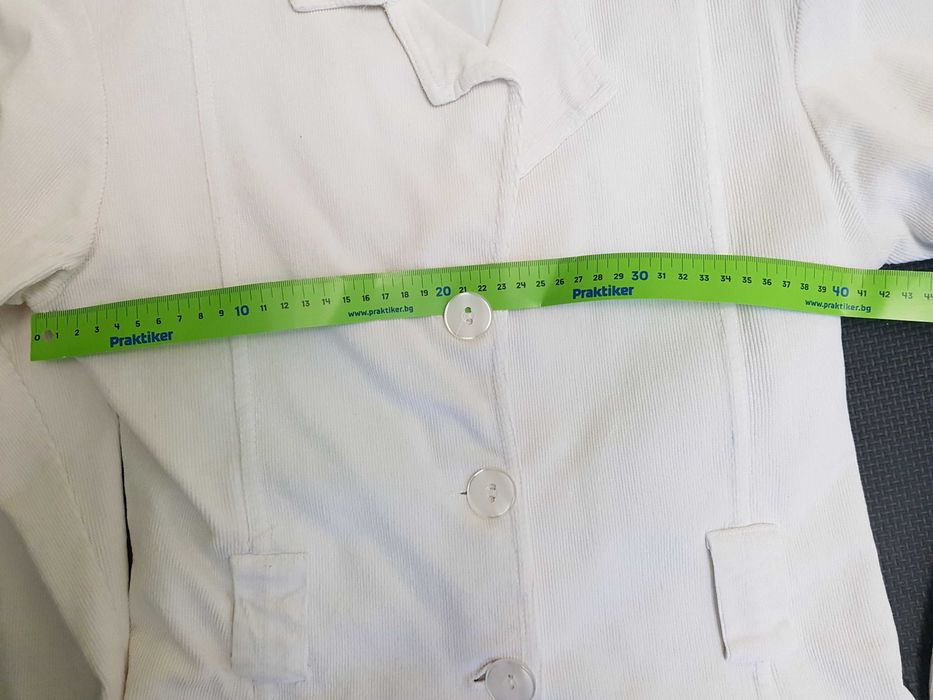 Бяло дамско палто