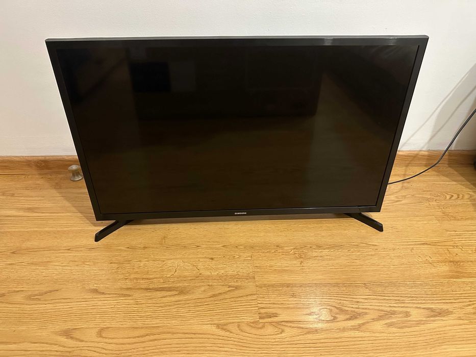 Samsung UE32T5372CU 32″ Smart TV - повредена матрица, за части