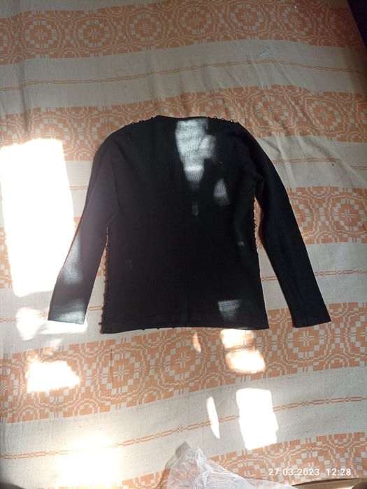 Кофта для девушек ,черная с красными цветами, биссер