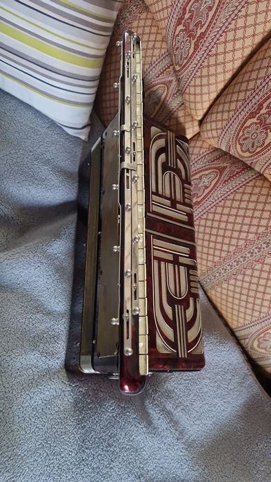 Vand acest hohner rar arata foarte bine