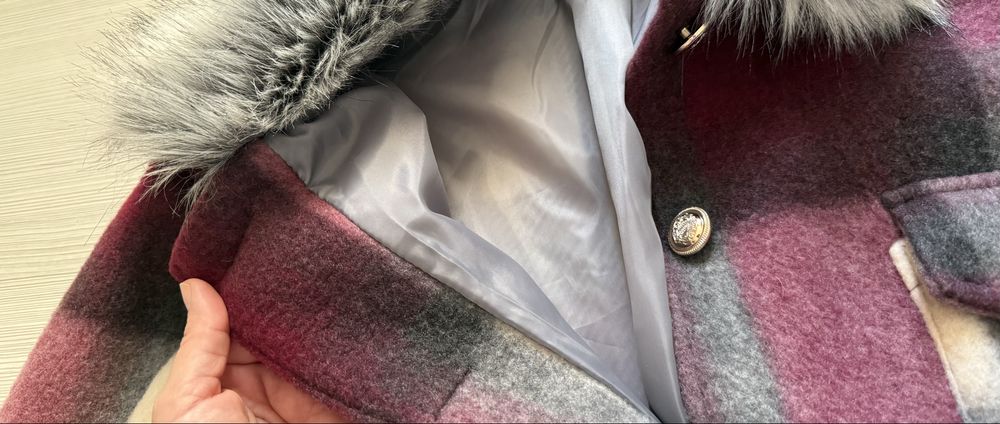 Дамско палто в бордо с яка изкуствен косъм