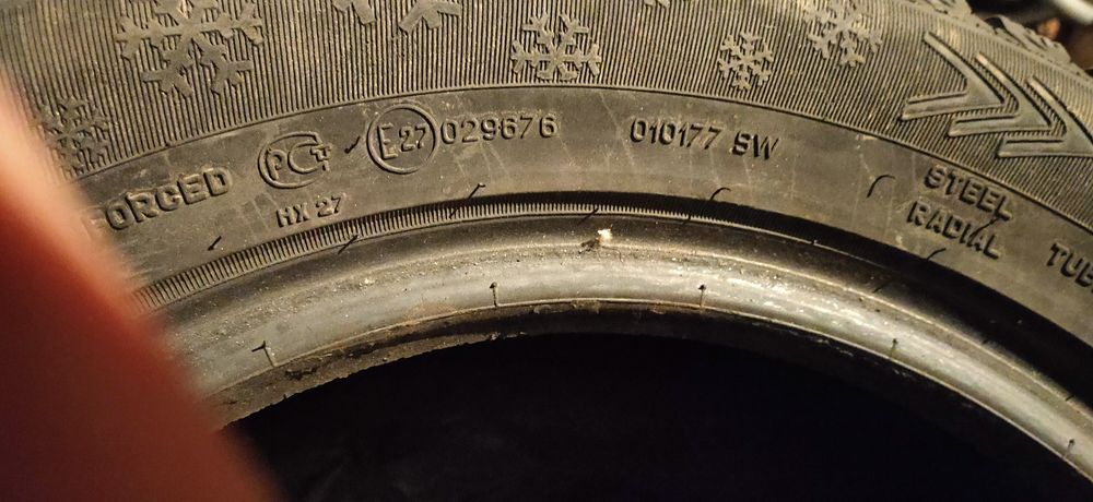 Продам зимние шины  комплект