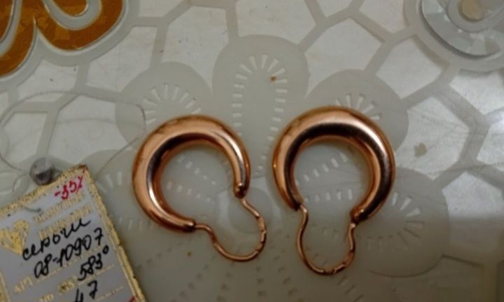 Продам золотые серьги 583 без обмена и торга.