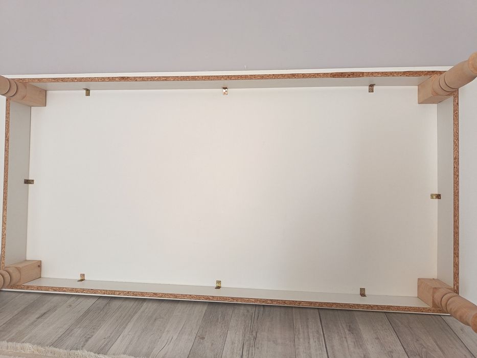 Белый стол. Стол для гостей