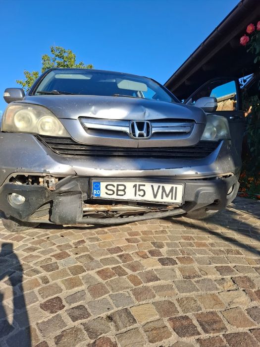 Honda CR-V ușor avariată