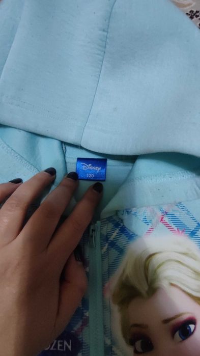 Продам кофточку на девочку в отличном состоянии.