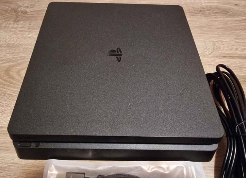 Vand ps 4 slim in stare foarte buna