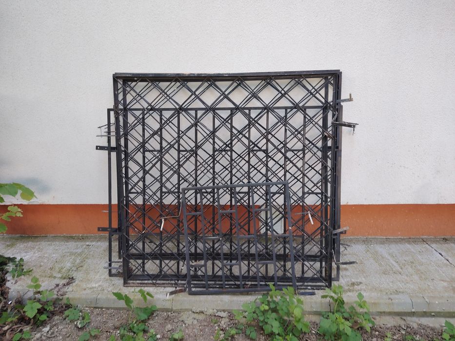 Grilaje de metal stare bună toate 330