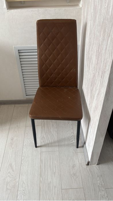 Стол для кухни со стулом и табуреткой