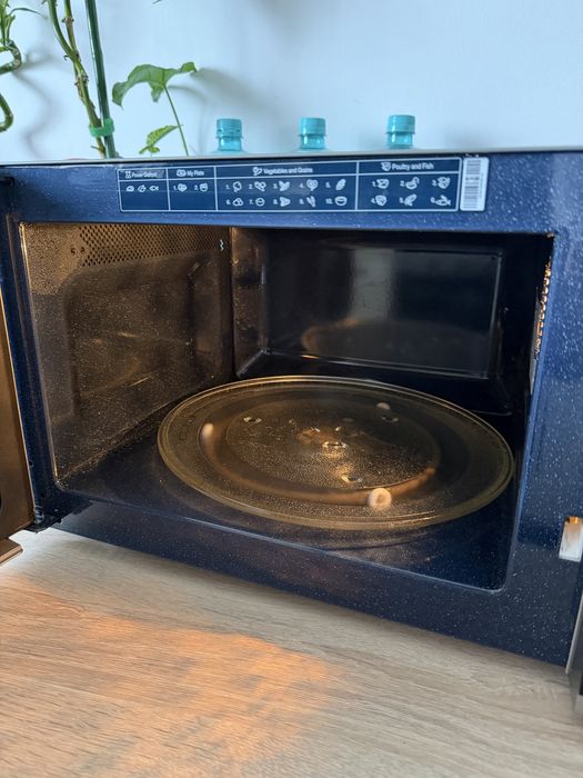 Samsung MS23F301TAS cuptor cu microunde argintiu in stare foarte buna