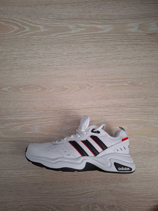 Adidas strutter:бяло и червено