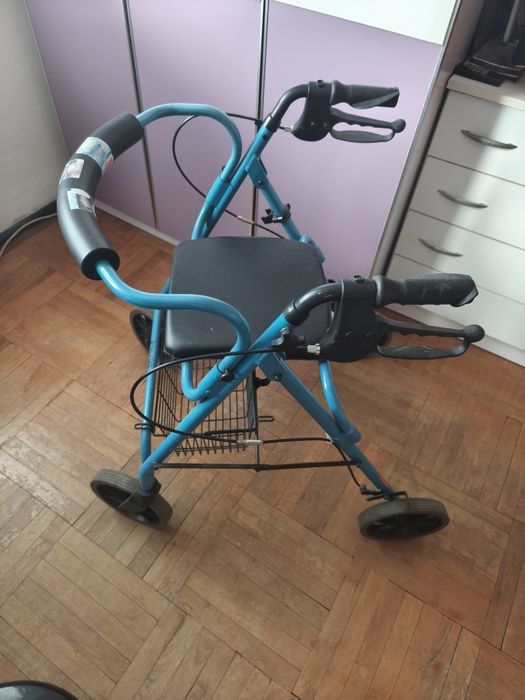 Стол за инвалиди/трудноподвижни хора с подарък