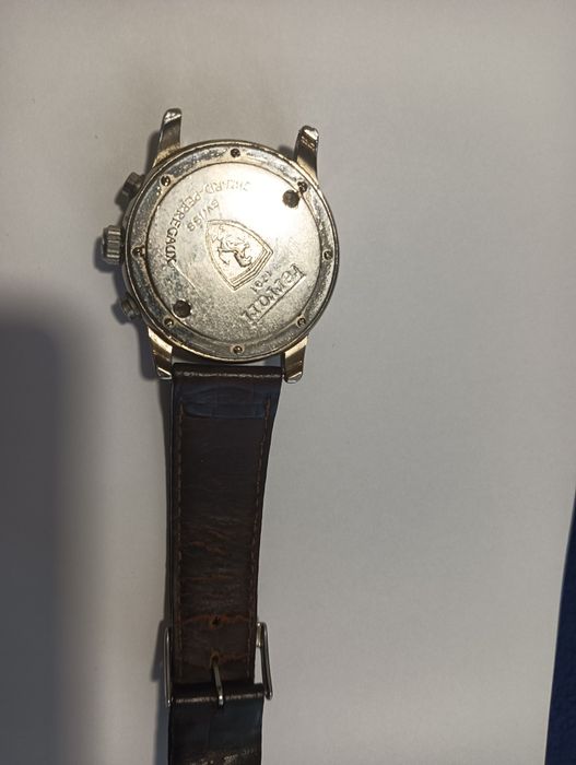 Ceas Ferrari dar fara o curea