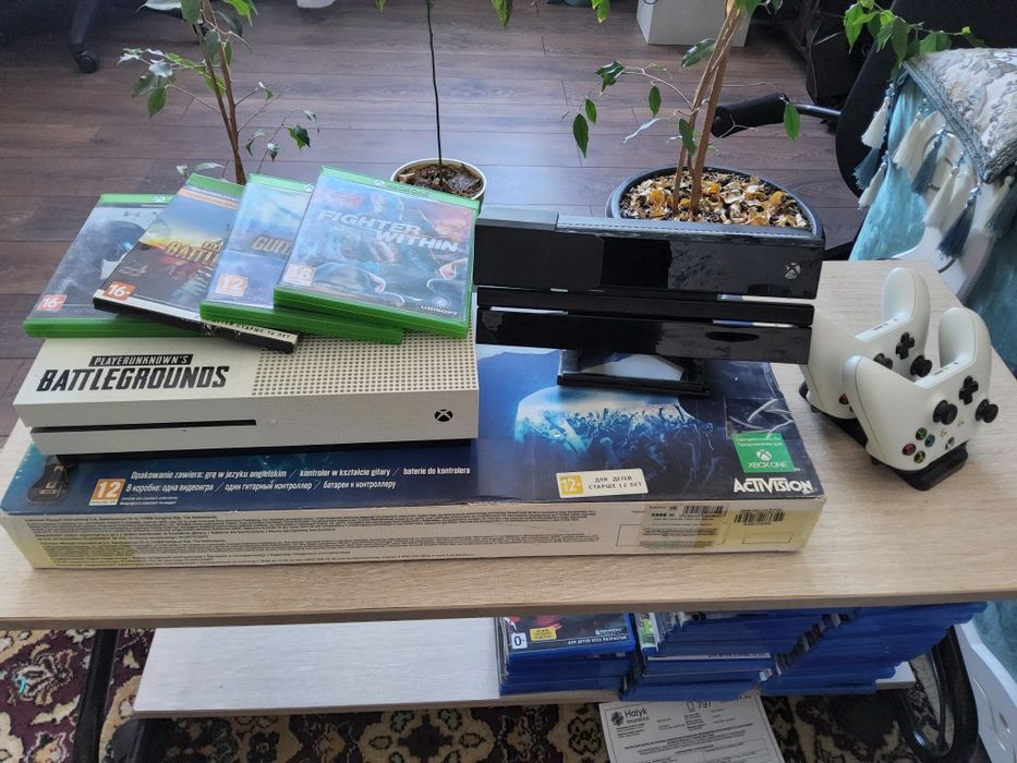 X-box one + 2 геймпада + kinect + геймпад гитара + 4 диска
