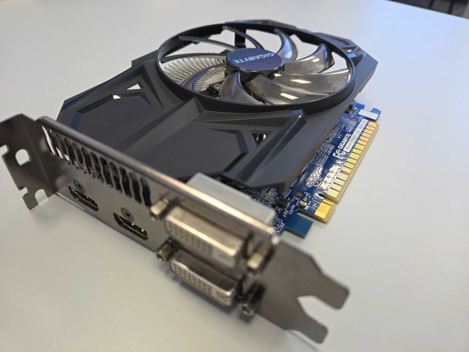 Vând placa video GIGABYTE GeForce GTX 750 1GB GDDR5 128-bit