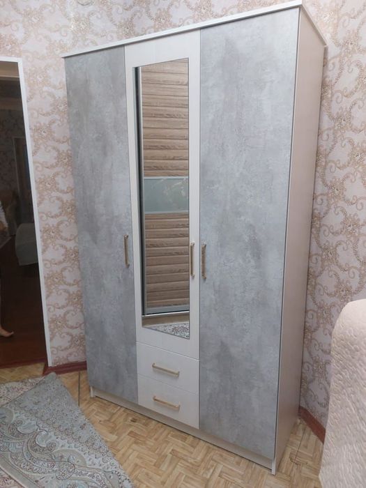 Шкаф ұш есікты, төрт есікті