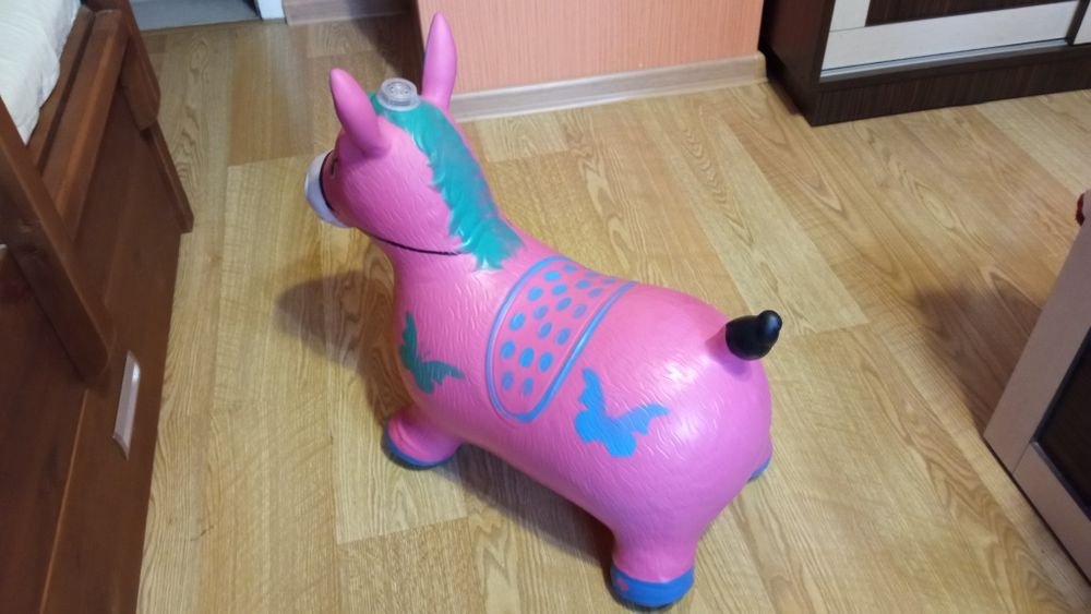 Продавам розово магаренце