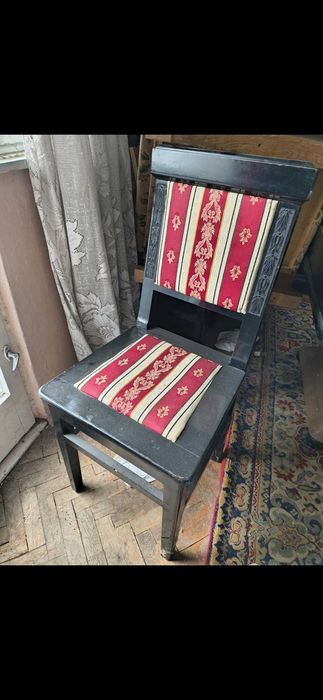 Комплект от масив столове маса и бюфет.