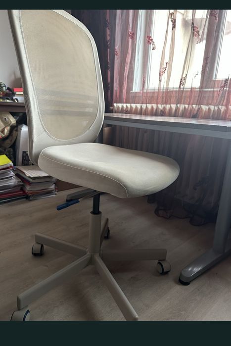 Donez doua birouri și un scaun