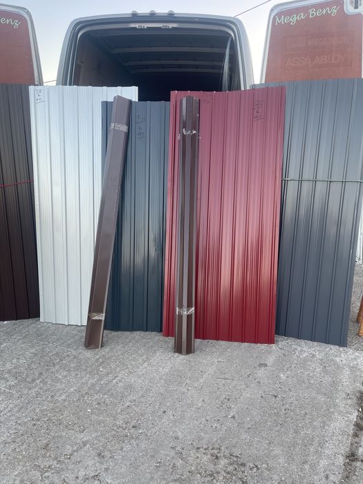 Tablă cutată metalică, rezistentă și durabilă.